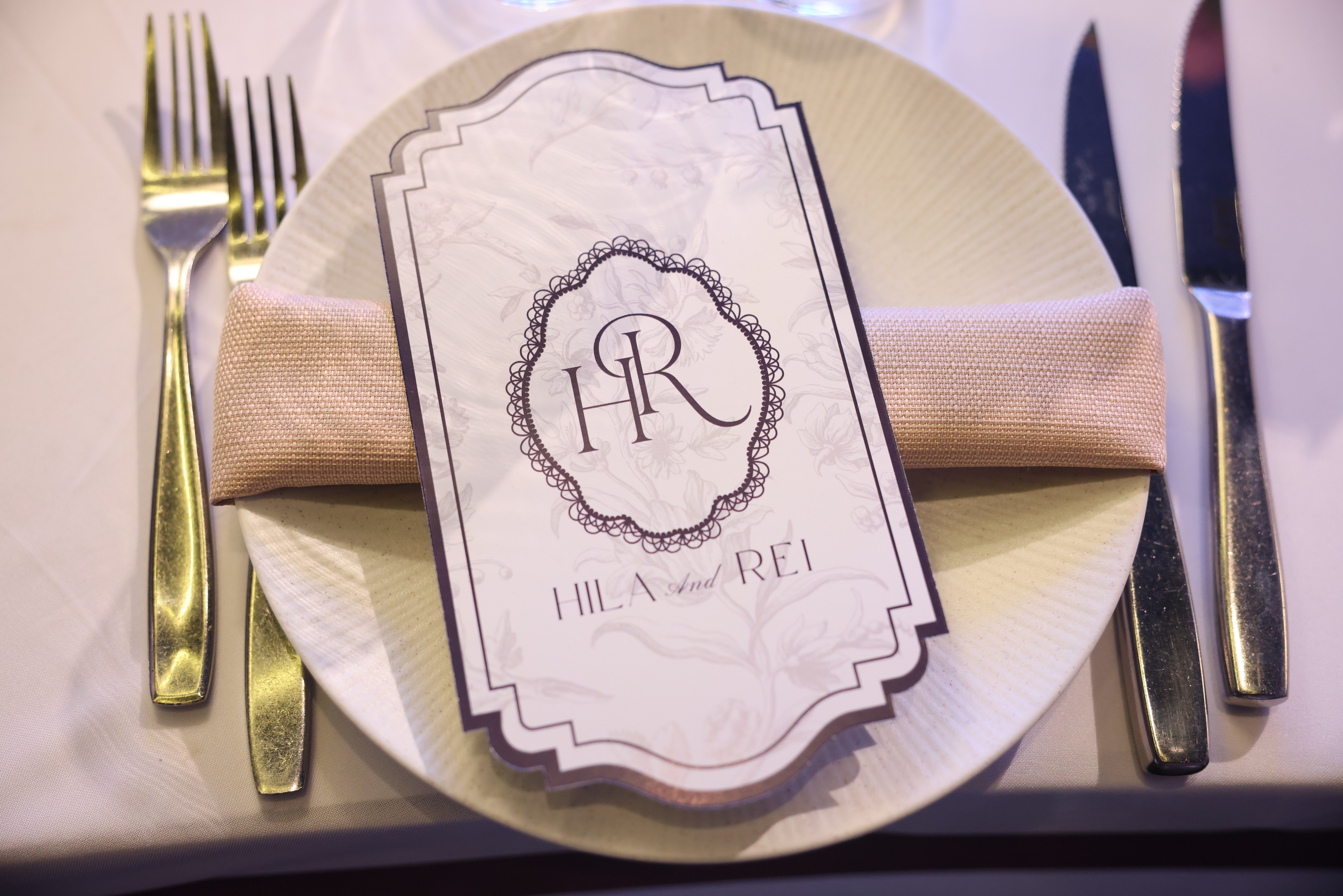 Hila & Rei - place card מונוגרם